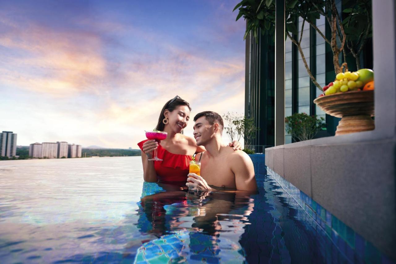 Doubletree By Hilton Shah Alam I-City Bagian luar foto Infinity pool at The View
