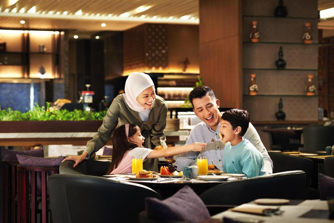 Doubletree By Hilton Shah Alam I-City Bagian luar foto Family dining at the hotel