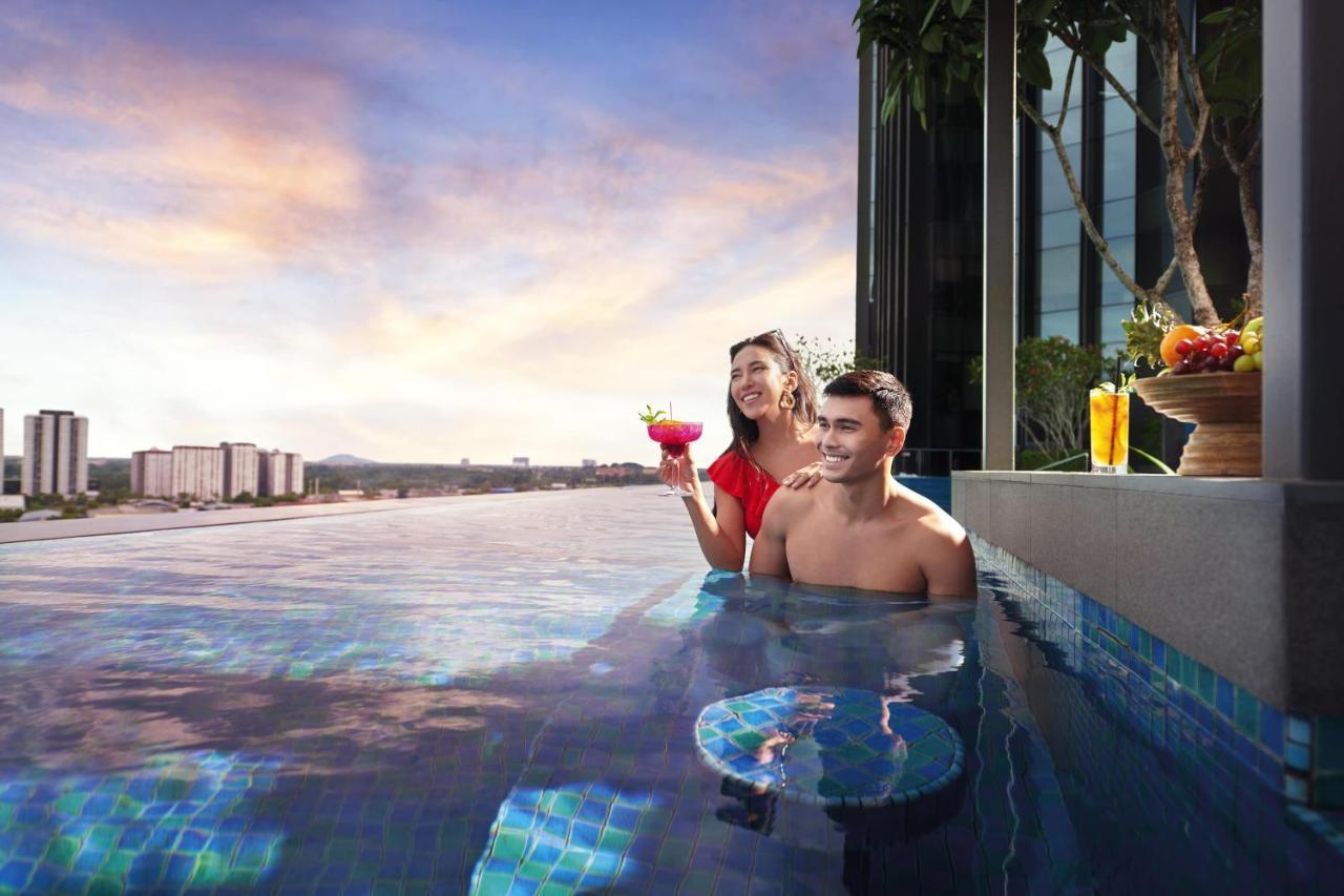 Doubletree By Hilton Shah Alam I-City Bagian luar foto Infinity Pool