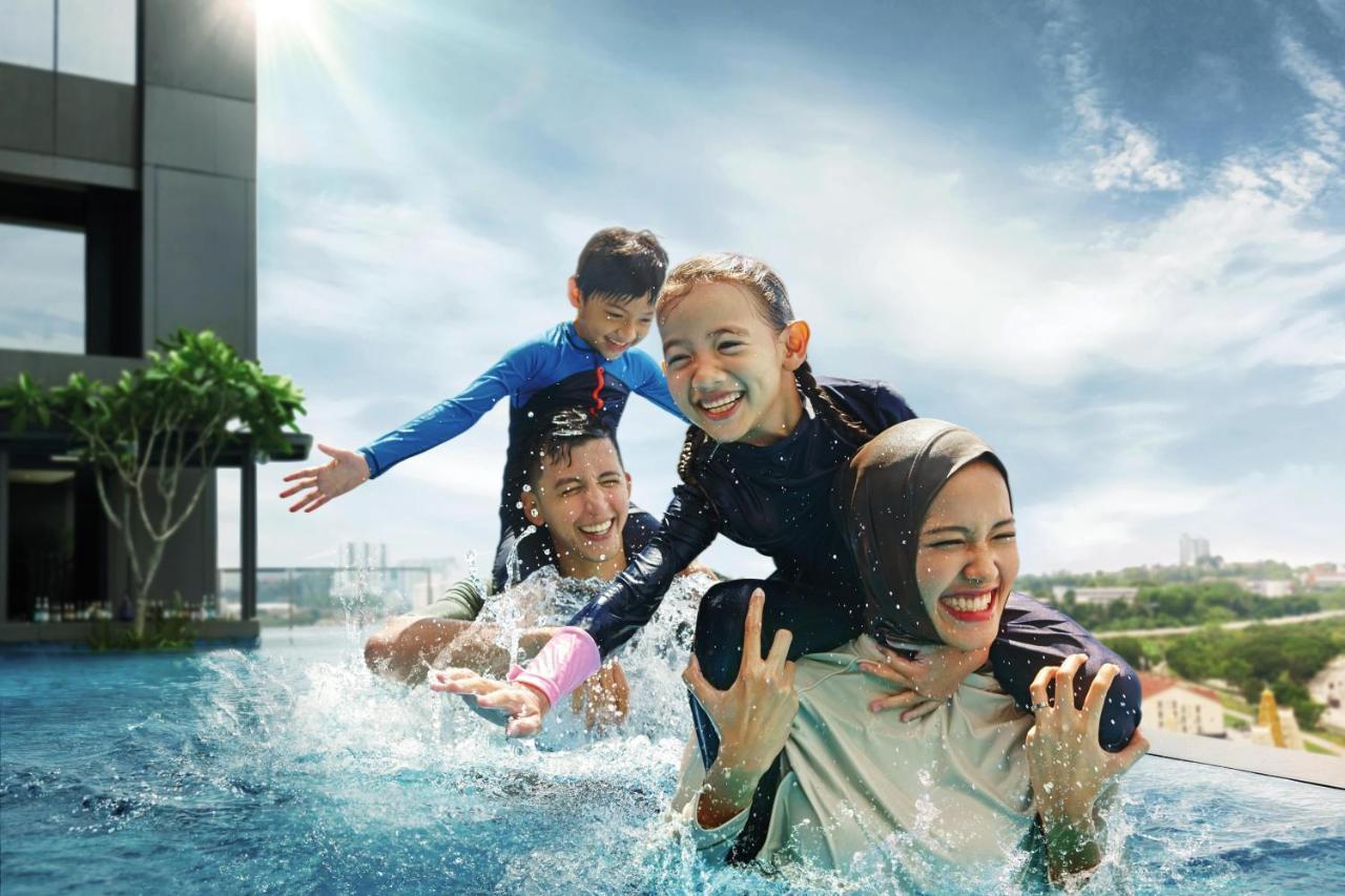 Doubletree By Hilton Shah Alam I-City Bagian luar foto Family at the pool