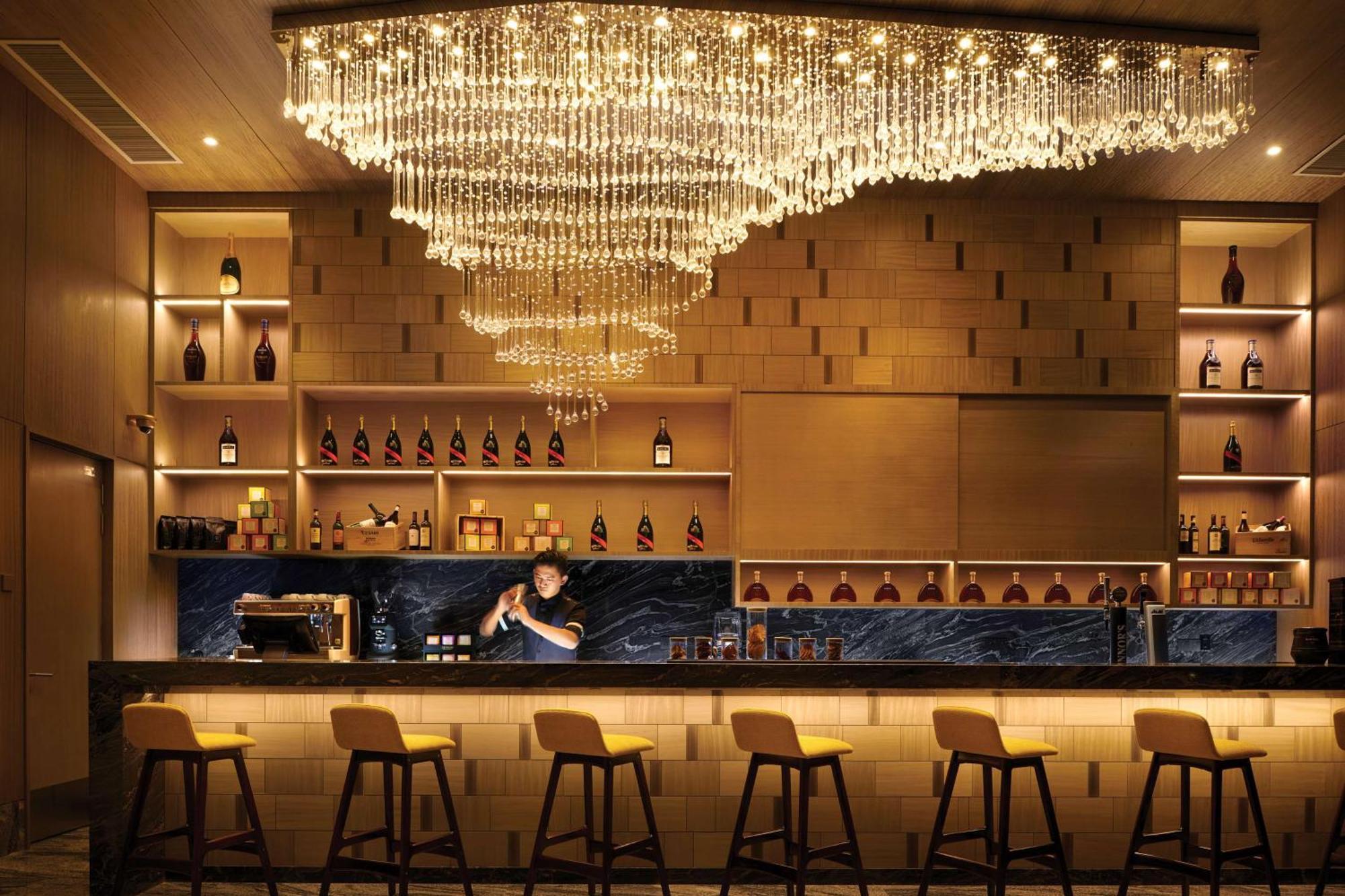 Doubletree By Hilton Shah Alam I-City Bagian luar foto The bar at the lobby