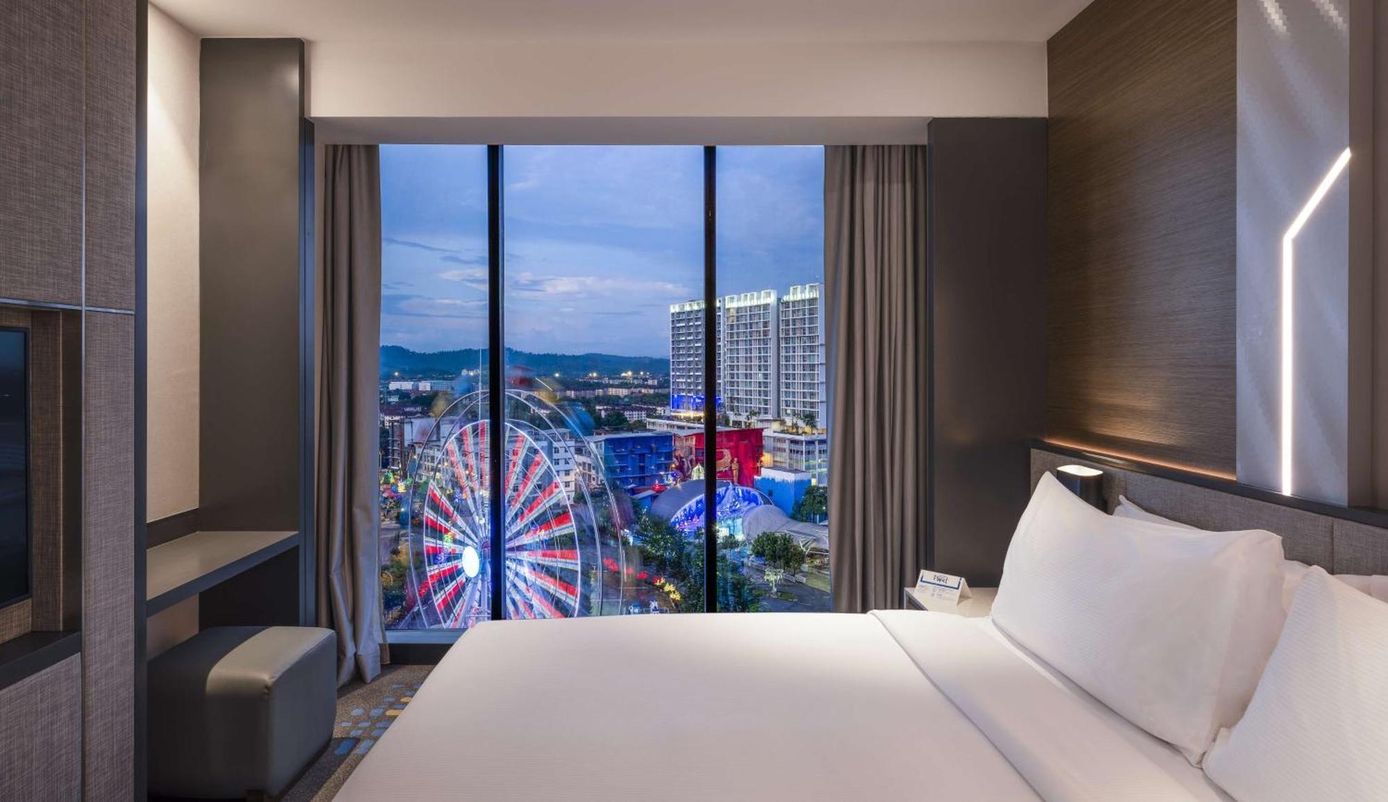 Doubletree By Hilton Shah Alam I-City Bagian luar foto A bedroom at the hotel