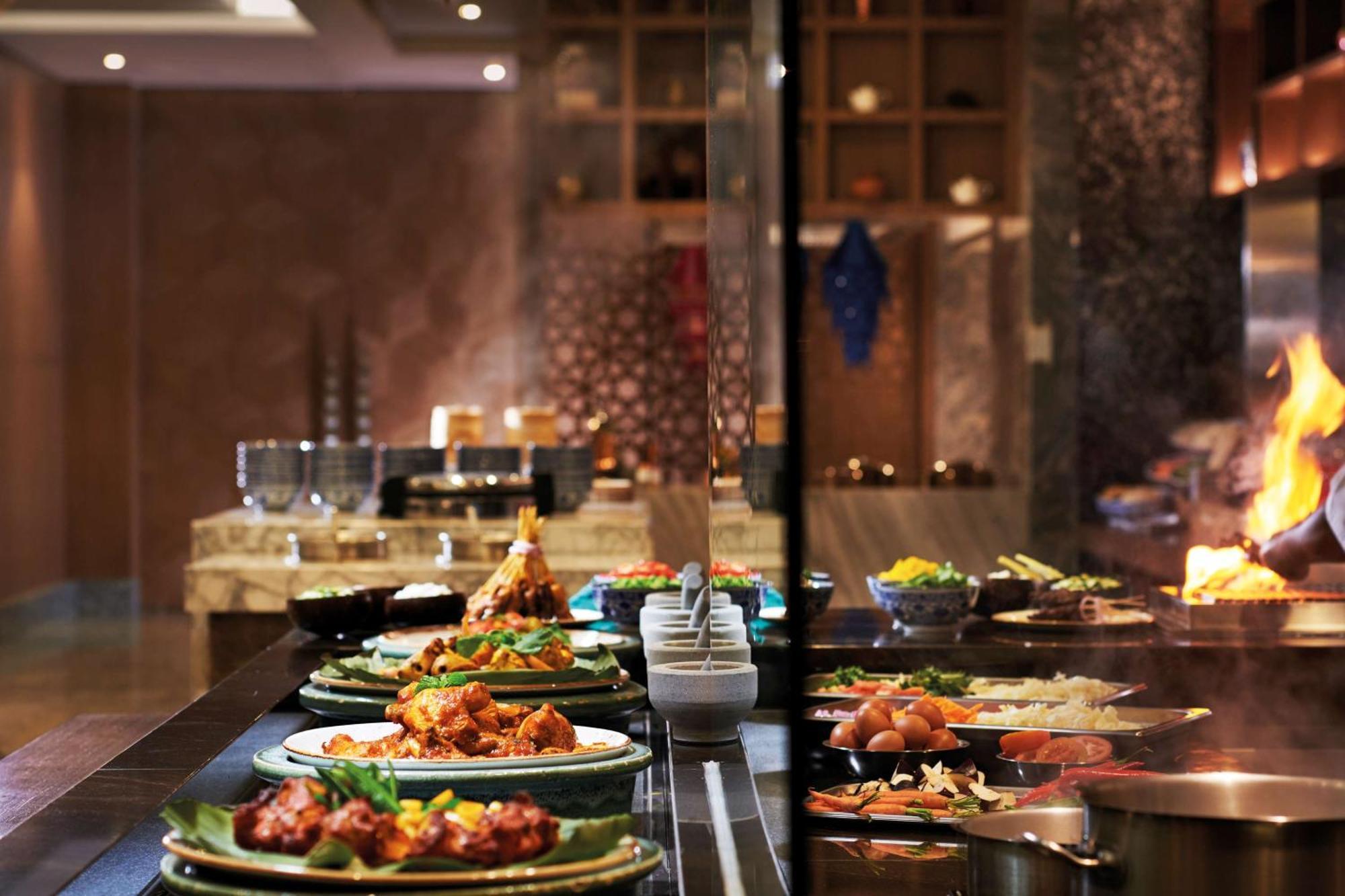 Doubletree By Hilton Shah Alam I-City Bagian luar foto A buffet at a restaurant