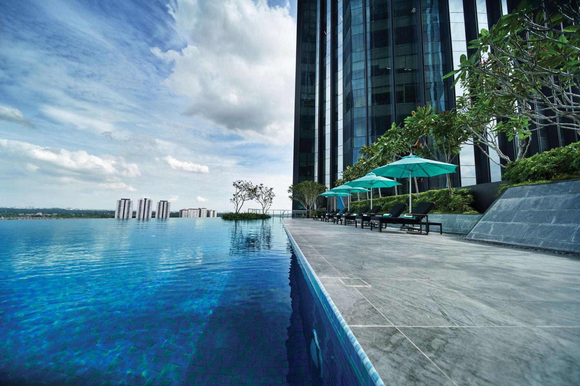 Doubletree By Hilton Shah Alam I-City Bagian luar foto Infinity pool at the 50th floor