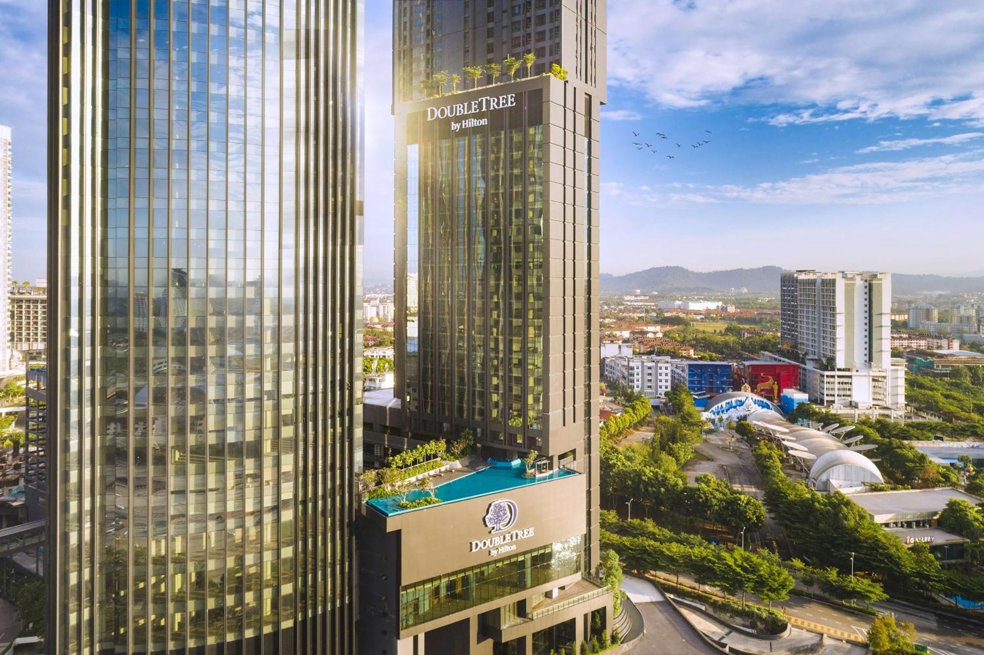 Doubletree By Hilton Shah Alam I-City Bagian luar foto The hotel's pool deck
