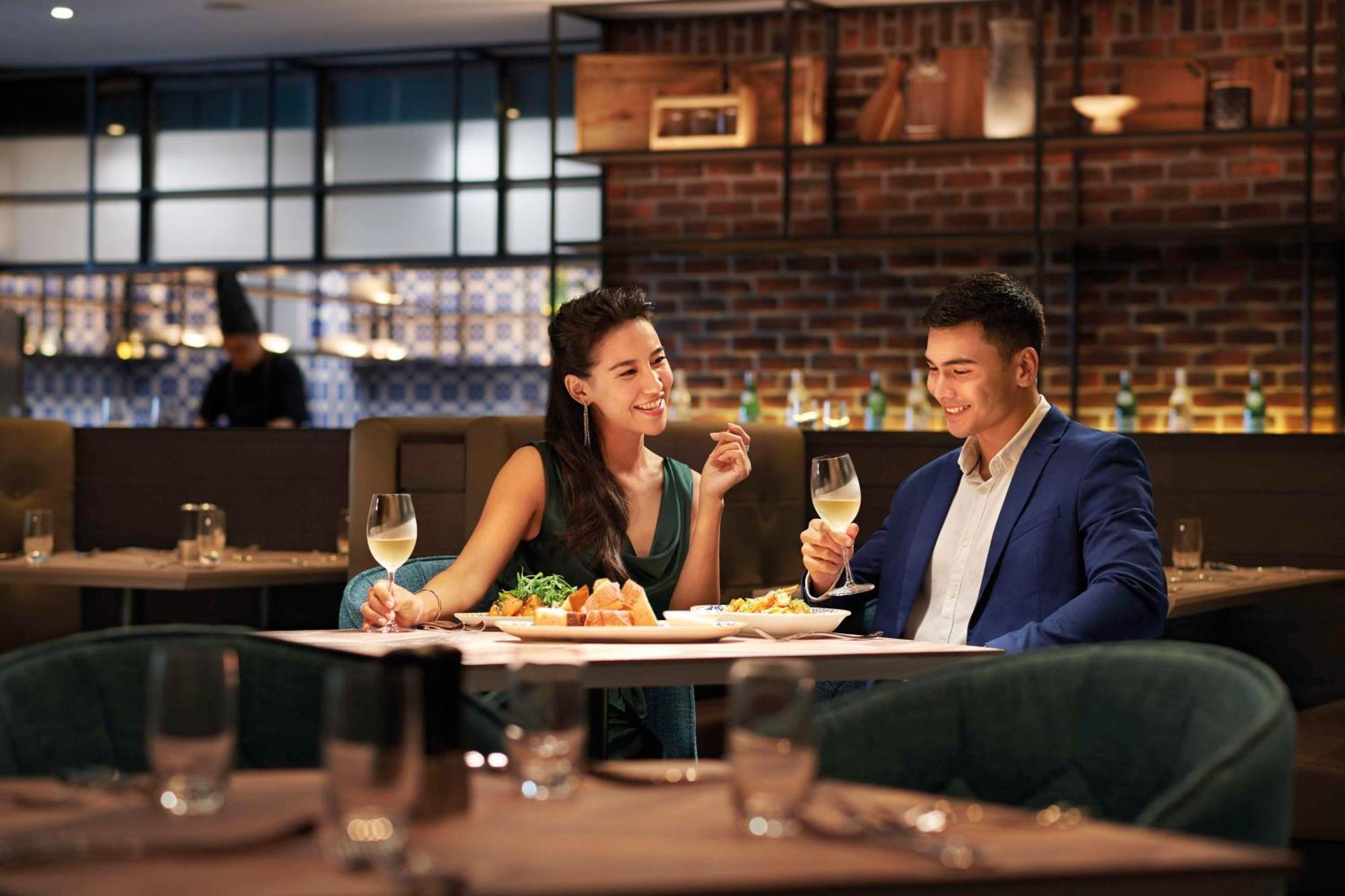 Doubletree By Hilton Shah Alam I-City Bagian luar foto A couple dining at a restaurant